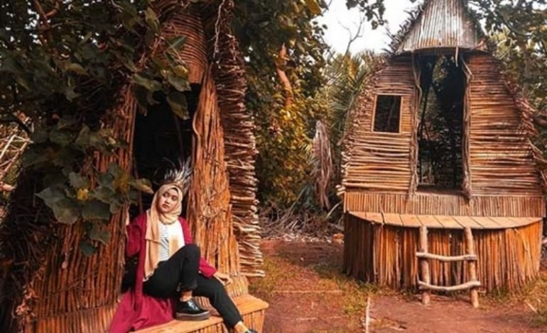 Rumah Hobbit Di Pantai Alam Datuk Tempat Wisata Keren Untuk